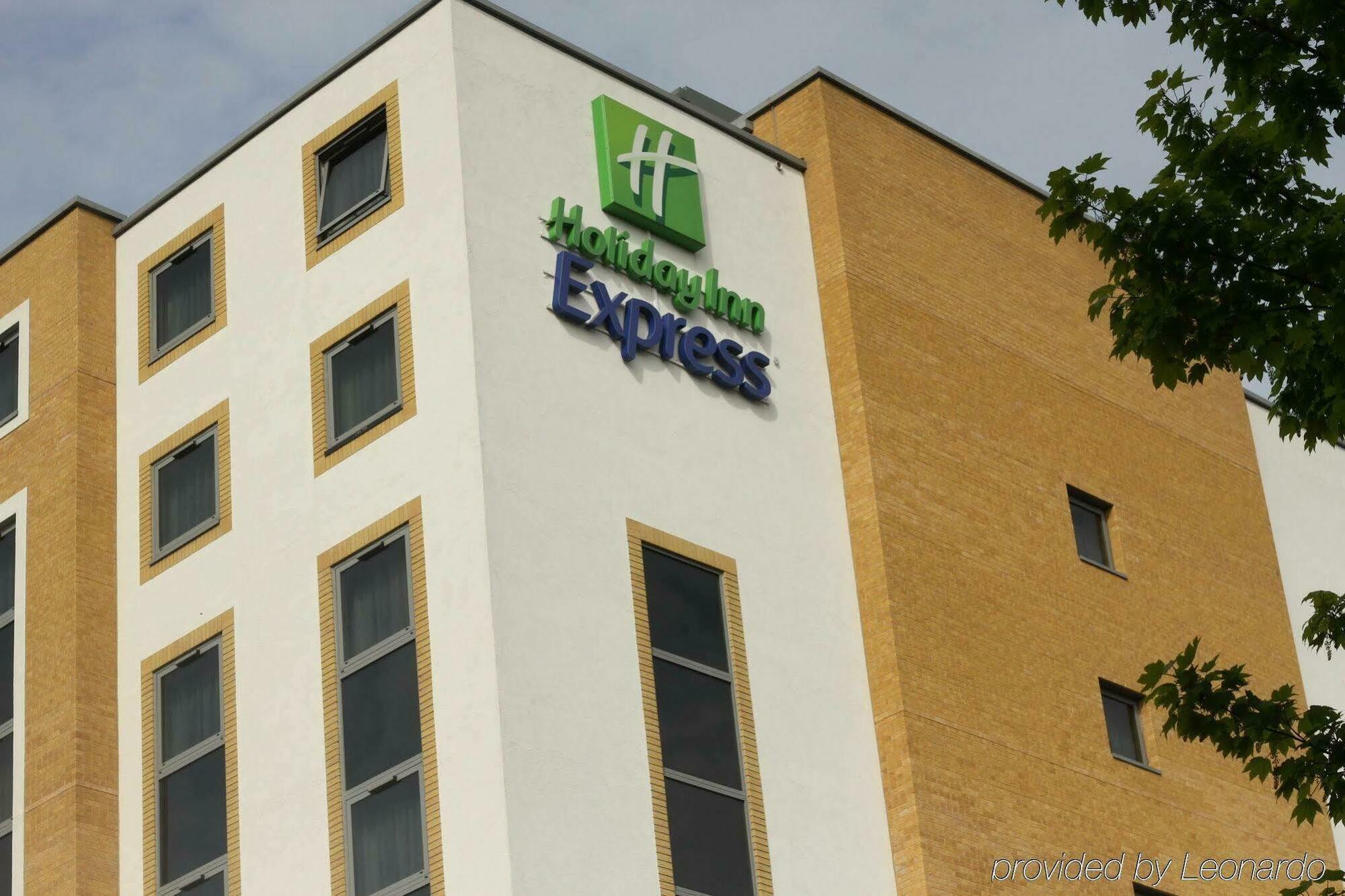 Holiday Inn Express London - Watford Junction, An Ihg Hotel Exterior photo
